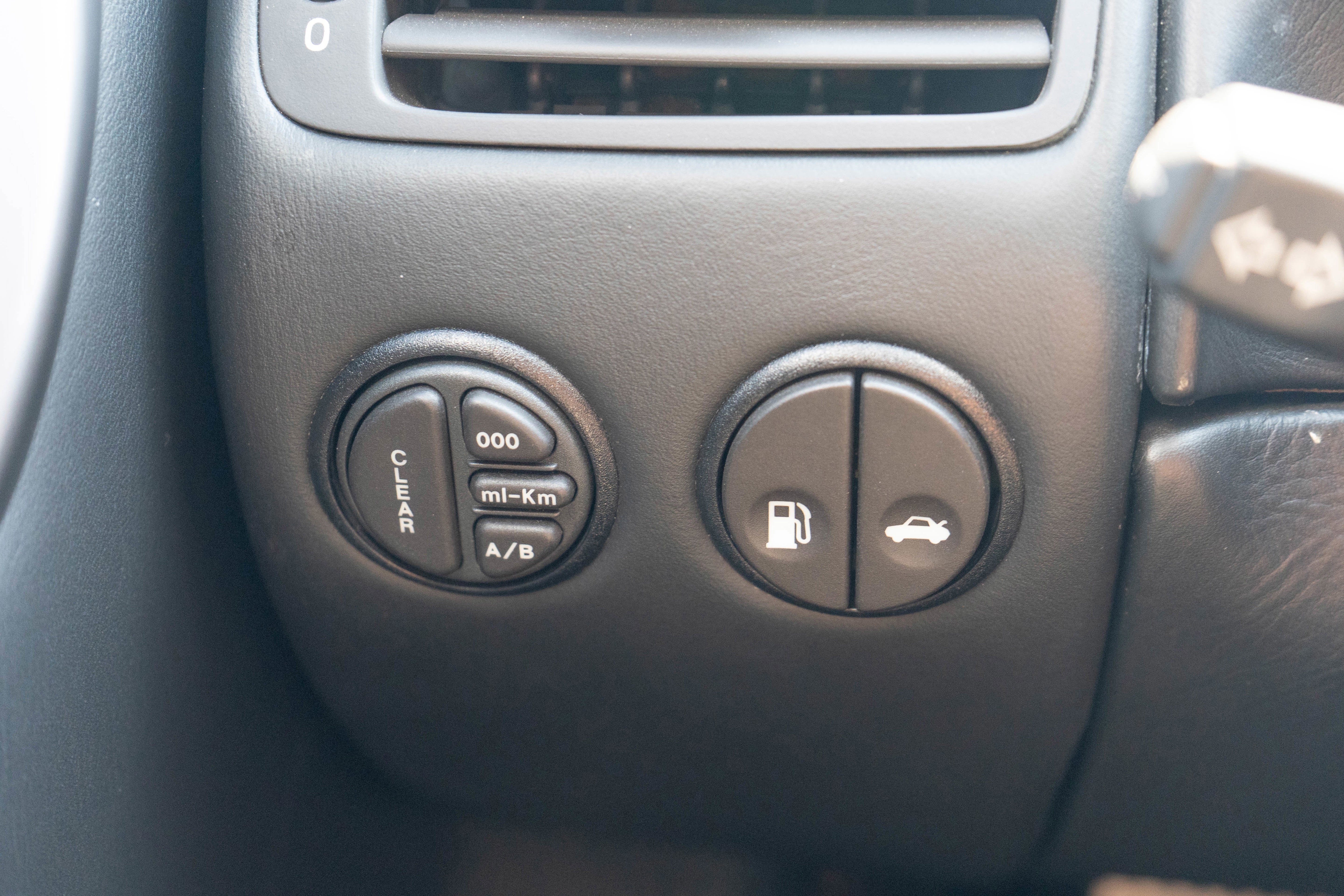 2002 Aston Martin Vanquish 2dr Cpe