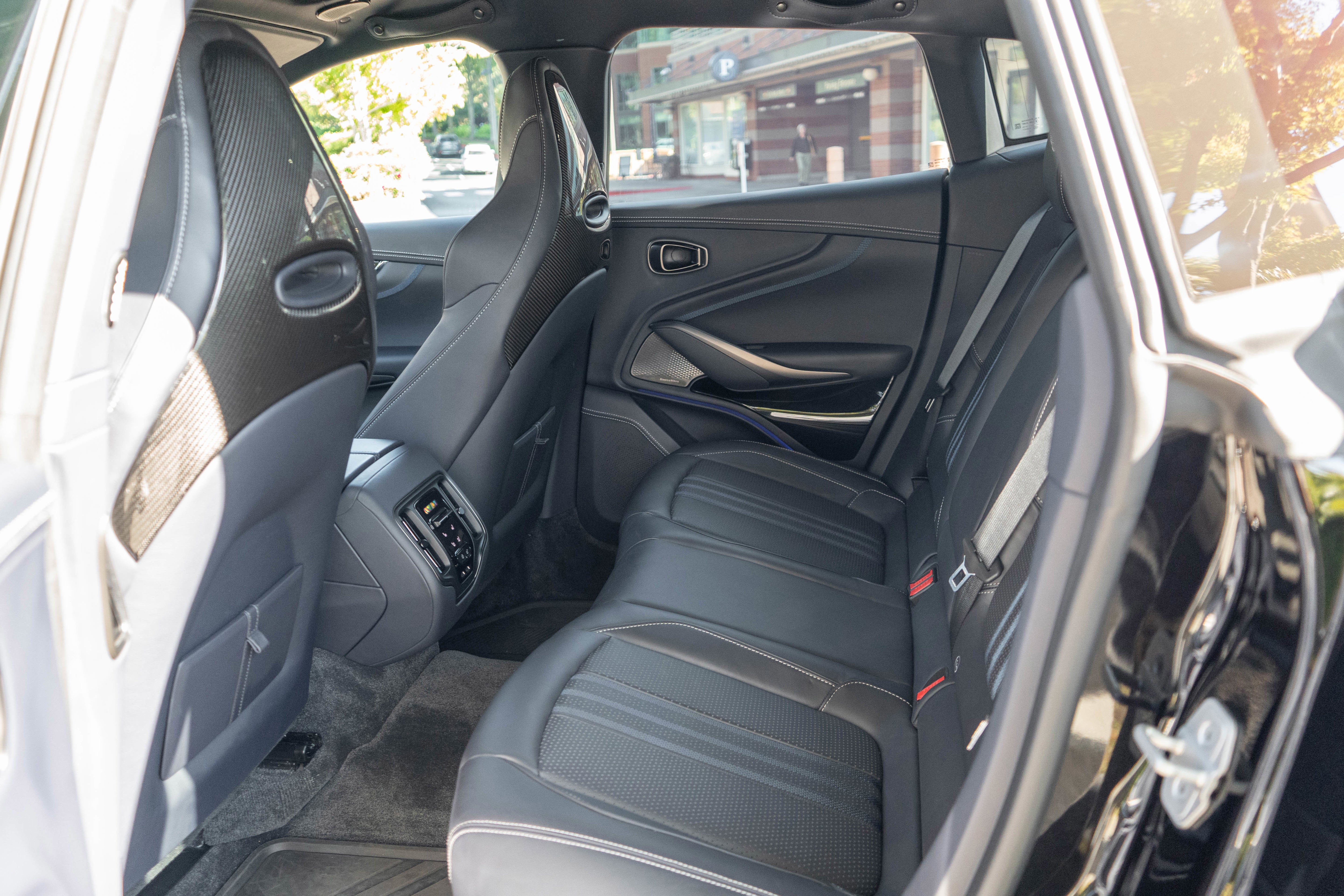 2025 Aston Martin DBX 707